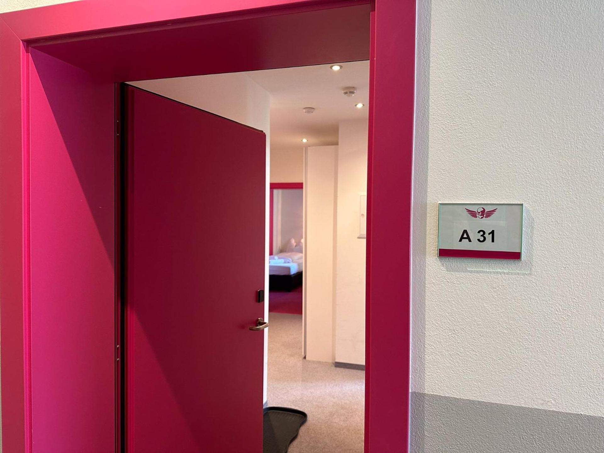 Partyhouse Harakiri Stay Different 60 Seconds To Mountains! Free Parking! Self Check-In Mayrhofen Kamer foto