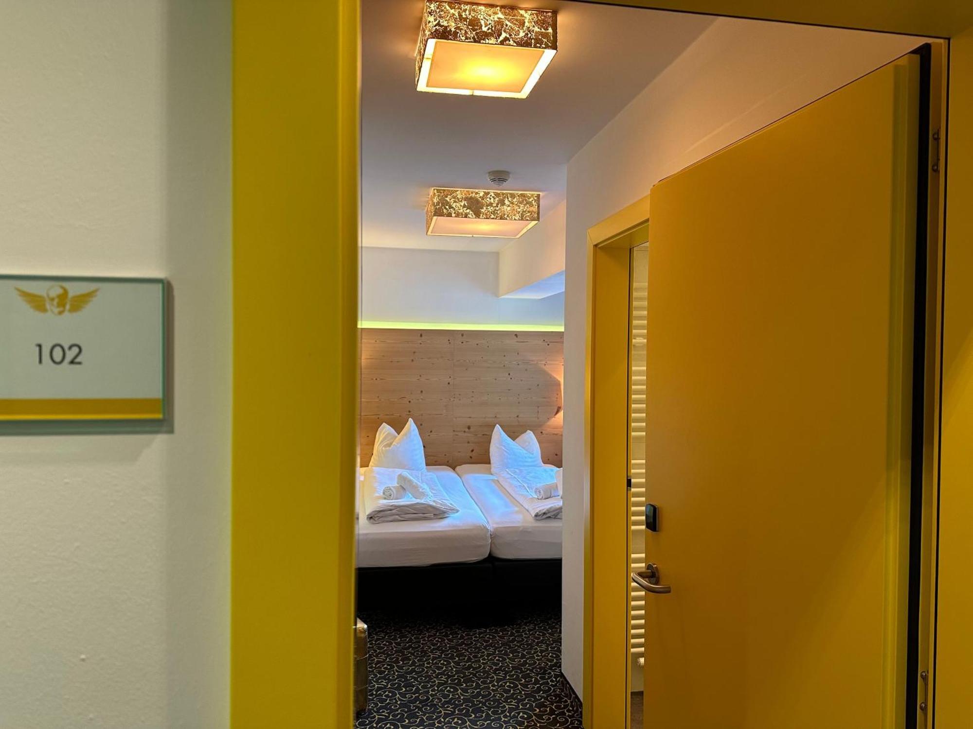 Partyhouse Harakiri Stay Different 60 Seconds To Mountains! Free Parking! Self Check-In Mayrhofen Buitenkant foto