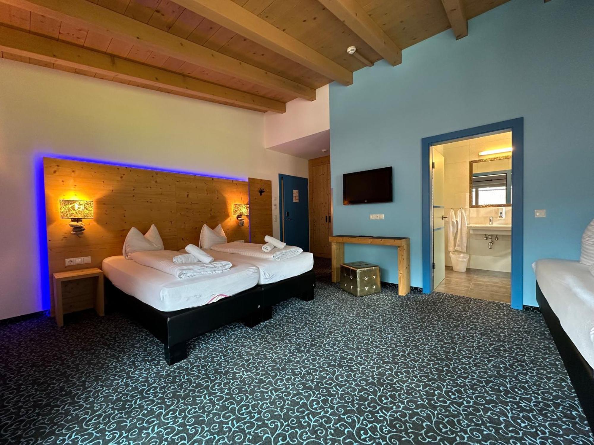 Partyhouse Harakiri Stay Different 60 Seconds To Mountains! Free Parking! Self Check-In Mayrhofen Buitenkant foto